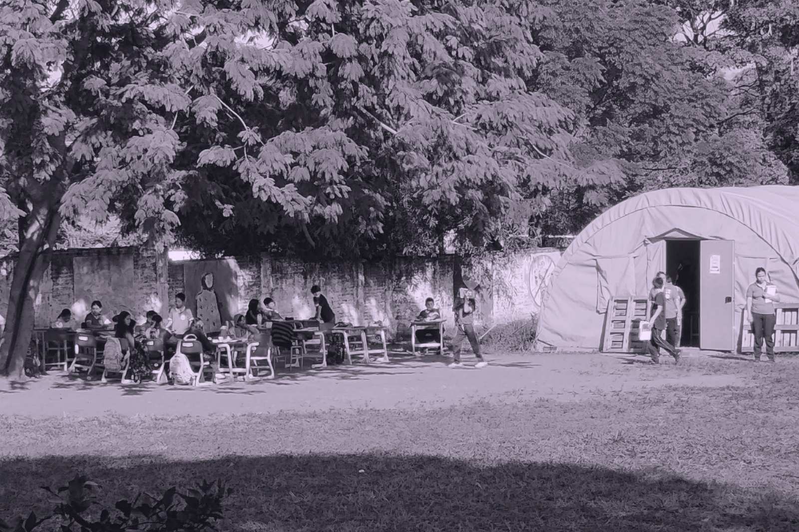 Alumnos siguen estudiando en carpas y bajo árboles en San Lorenzo